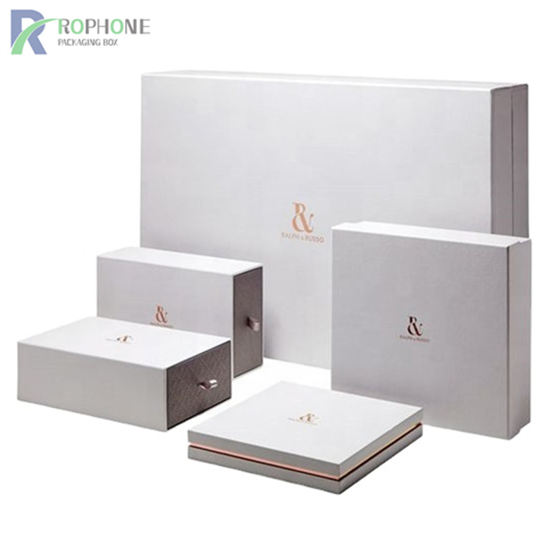 vita presentförpackningar i kartong